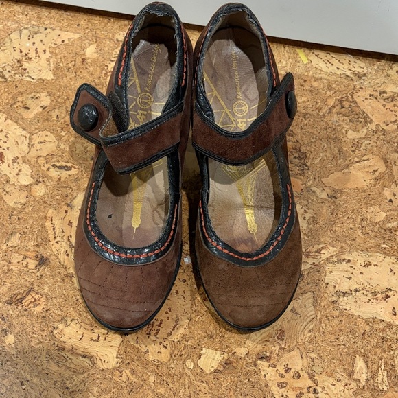 J-41 Chocolate Mary Jane Heels with Button Strap - Picture 6 of 6